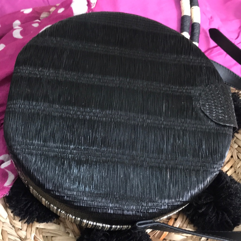 Unique round body bag (made of straw rattan) weave - Picture 6 of 6